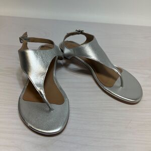 Bernardo Sandals Womens Kitten Heels Size 7.5M T Strap Silver Thong